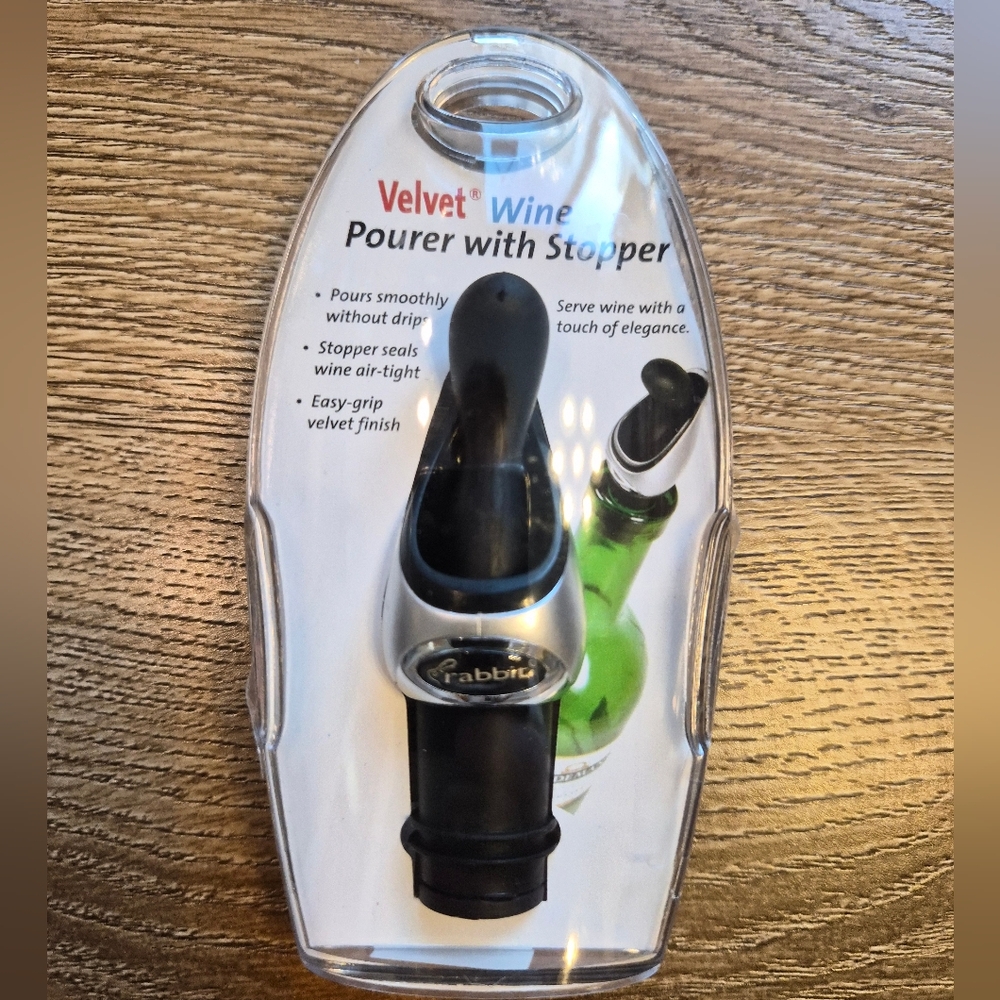 NIP Rabbit Velvet Wine Pourer with Stopper Black Wine Aerator Bottle Stopper Too